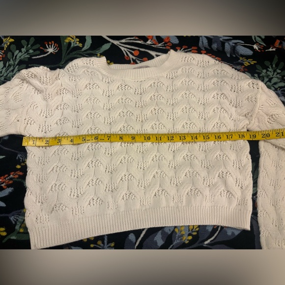 Chic White Cable Knit Cropped Sweater - Picture 4 of 9